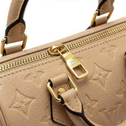 Sac Capri Nude — détail fermoir doré Louis Vuitton — Beauty Store Maroc