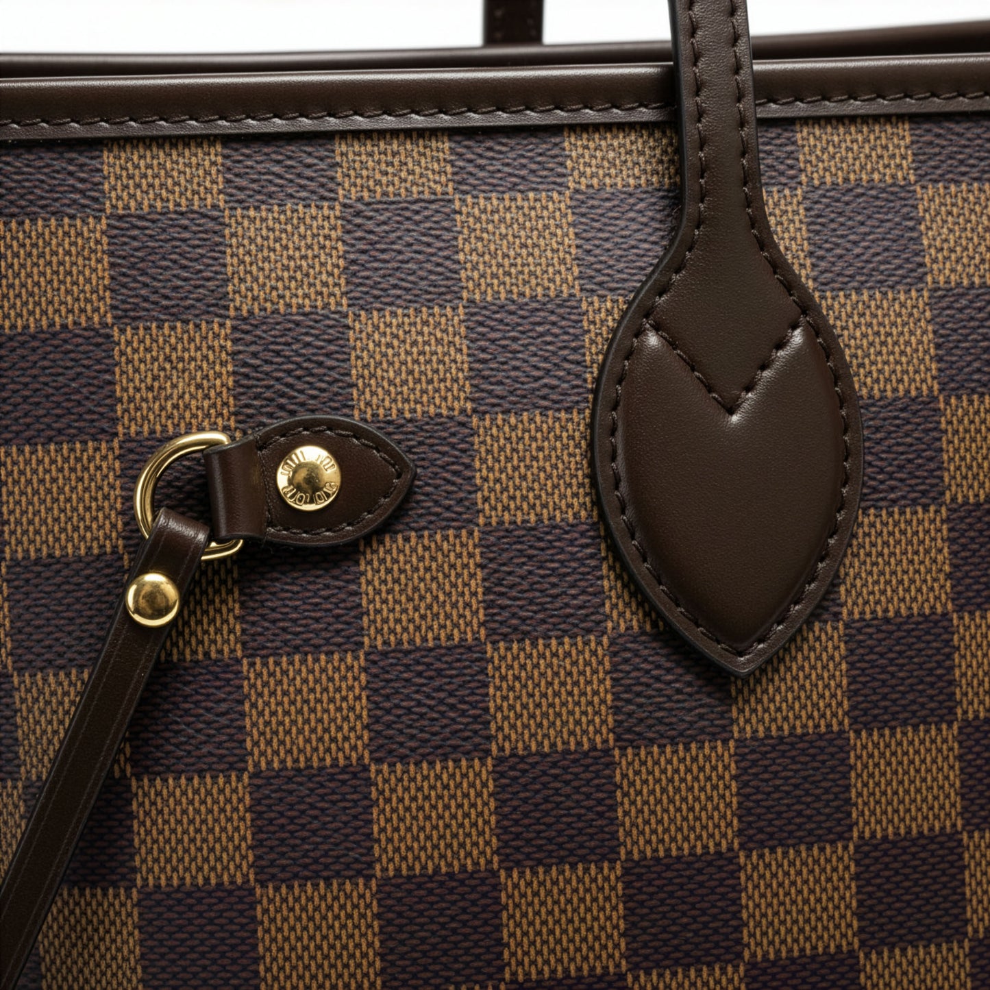 Sac Firenze Damier — détail pastille cœur en cuir et poignée — Beauty Store Maroc