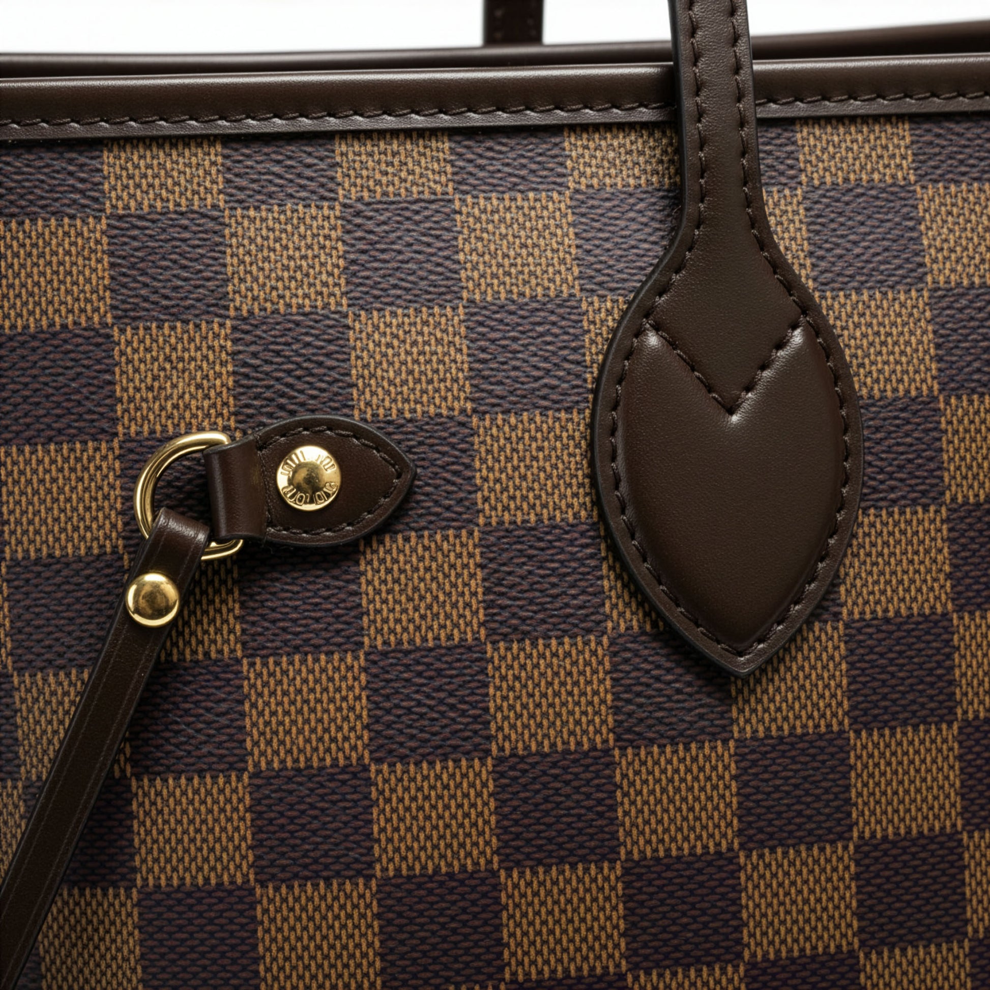 Sac Firenze Damier — détail pastille cœur en cuir et poignée — Beauty Store Maroc