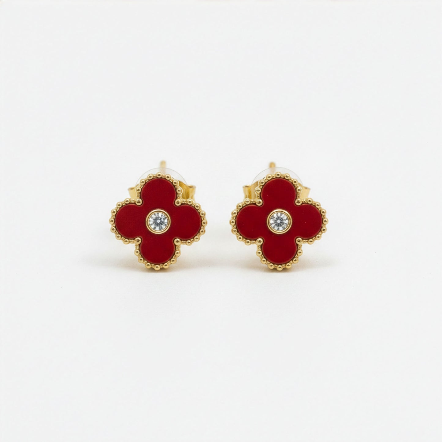 Boucles Trèfle Lumière Vermeil paire flatlay fond blanc cristal brillant rouge — Beauty Store Maroc