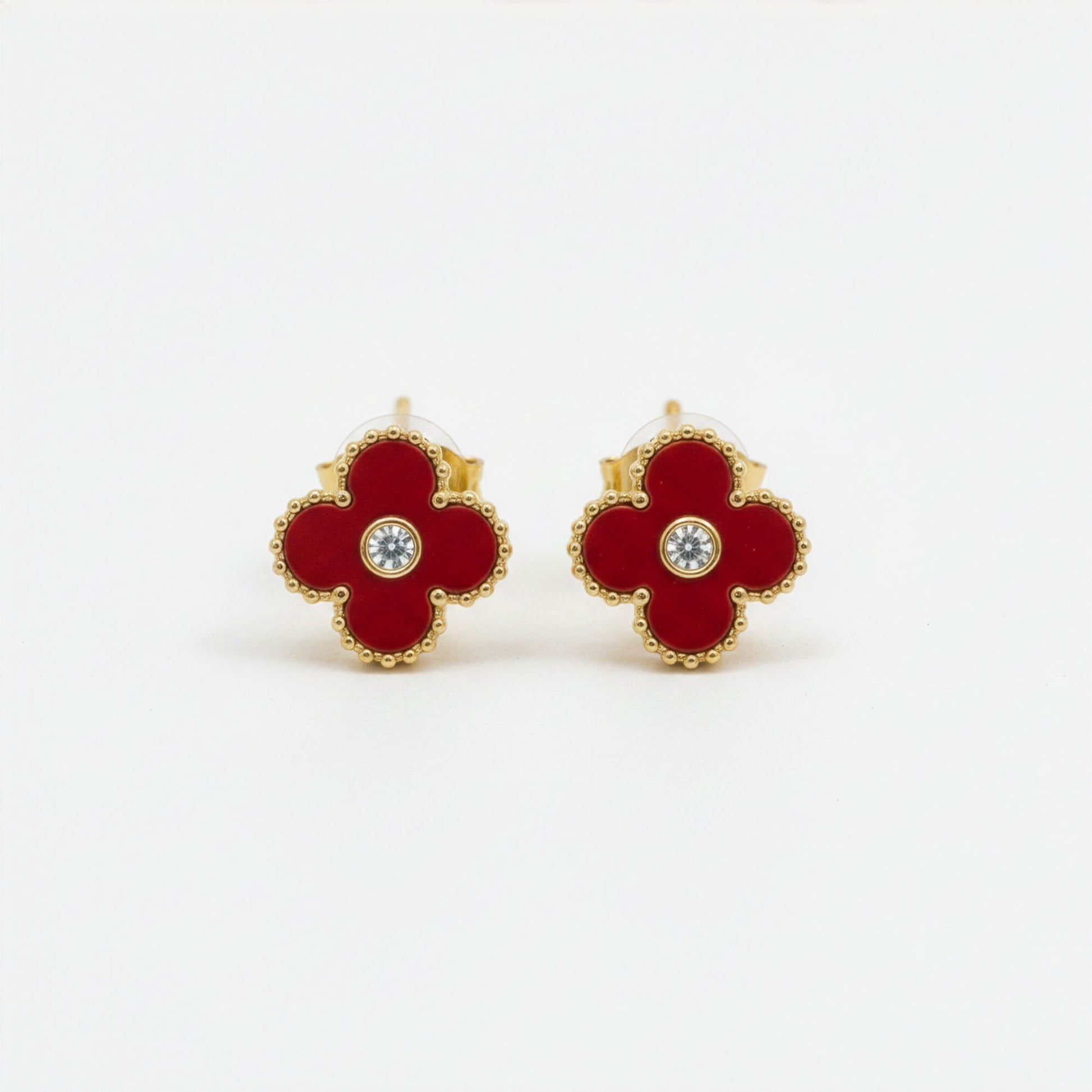 Boucles Trèfle Lumière Vermeil paire flatlay fond blanc cristal brillant rouge — Beauty Store Maroc
