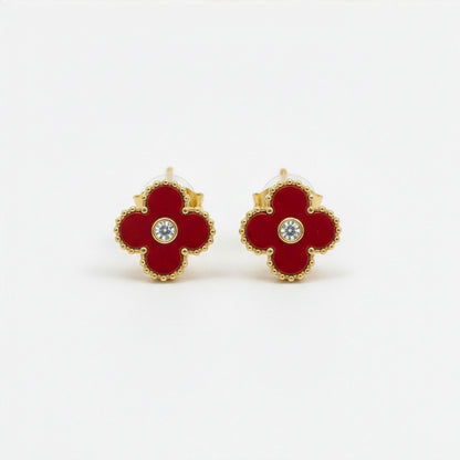 Boucles Trèfle Lumière Vermeil paire flatlay fond blanc cristal brillant rouge — Beauty Store Maroc