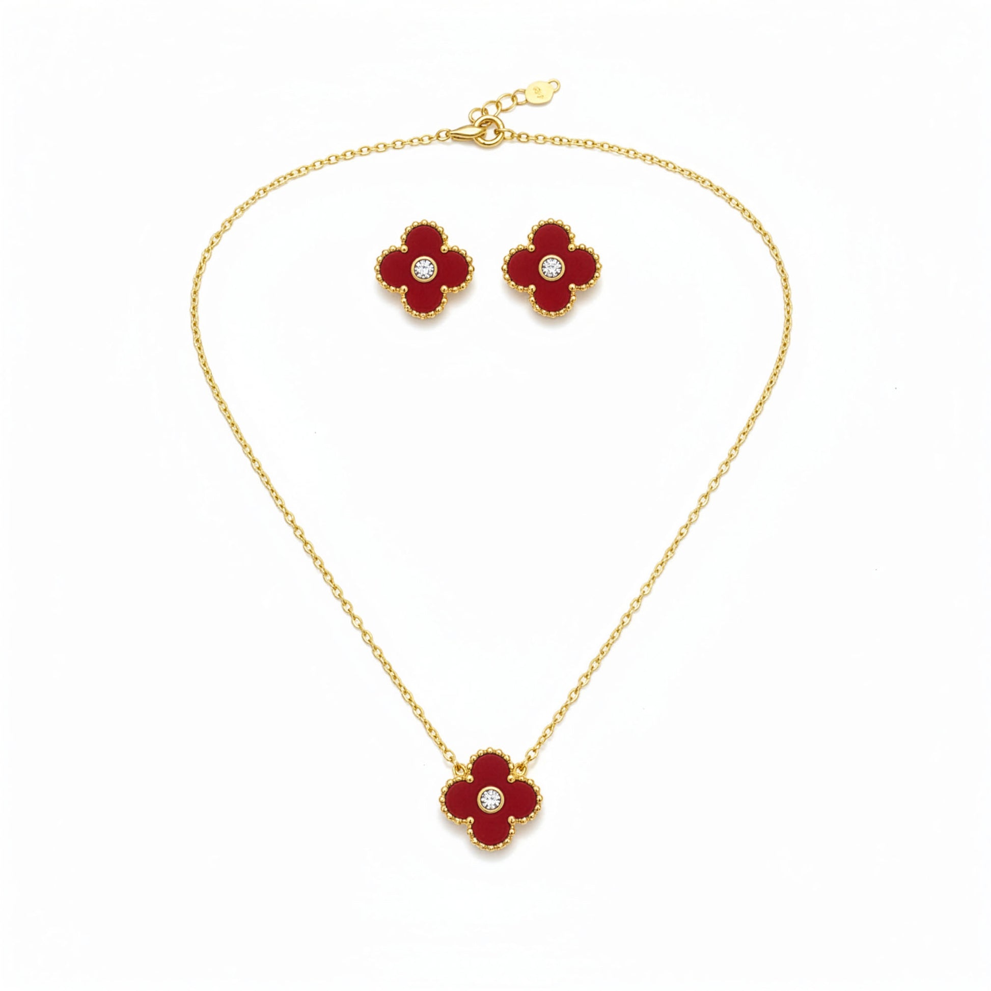 Set Trèfle Lumière Vermeil flatlay complet collier chaîne dorée boucles assorties rouge — Beauty Store Maroc