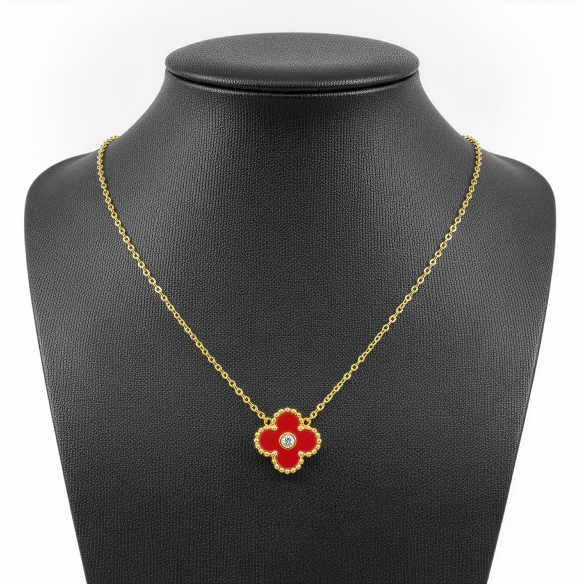 Collier Trèfle Lumière Vermeil flatlay chaîne dorée 45cm pendentif rouge cristal — Beauty Store Maroc