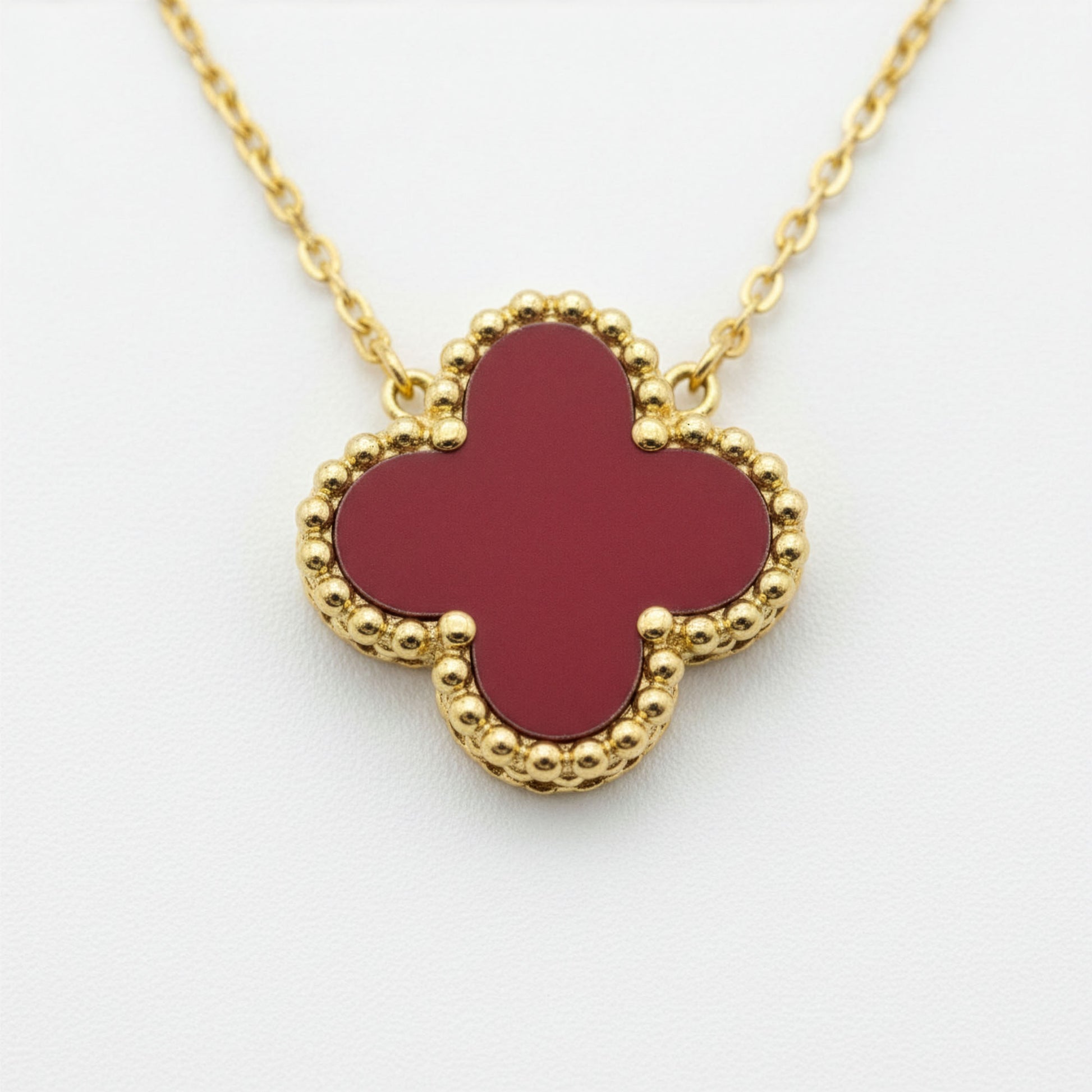 Collier Trèfle Vermeil flatlay chaîne dorée 45cm pendentif rouge vermeil — Beauty Store Maroc
