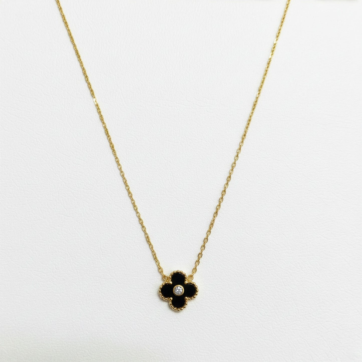 Collier Trèfle Lumière Onyx flatlay chaîne dorée 45cm pendentif cristal — Beauty Store Maroc