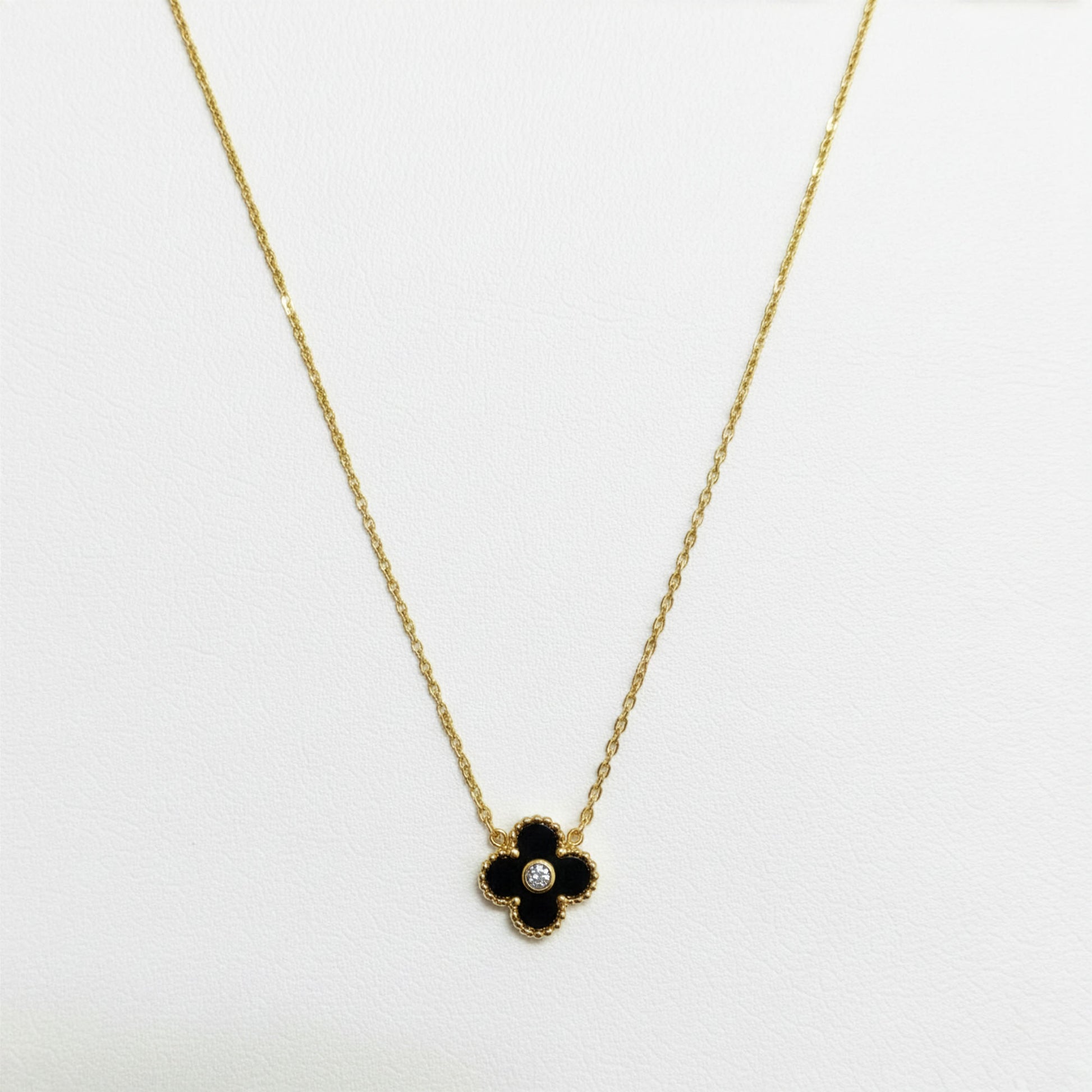 Collier Trèfle Lumière Onyx flatlay chaîne dorée 45cm pendentif cristal — Beauty Store Maroc