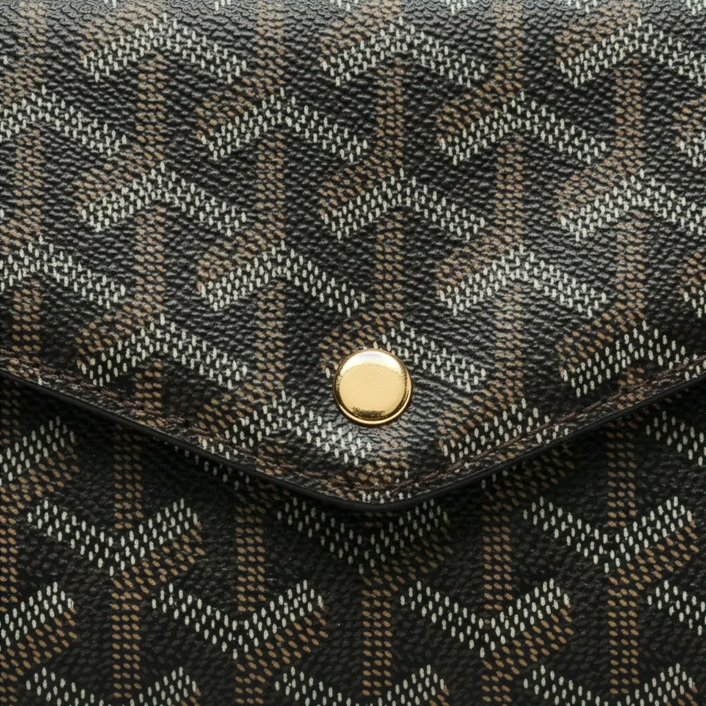 Sac Élara Onyx - détail macro bouton pression magnétique doré sur toile noire | Beauty Store Maroc