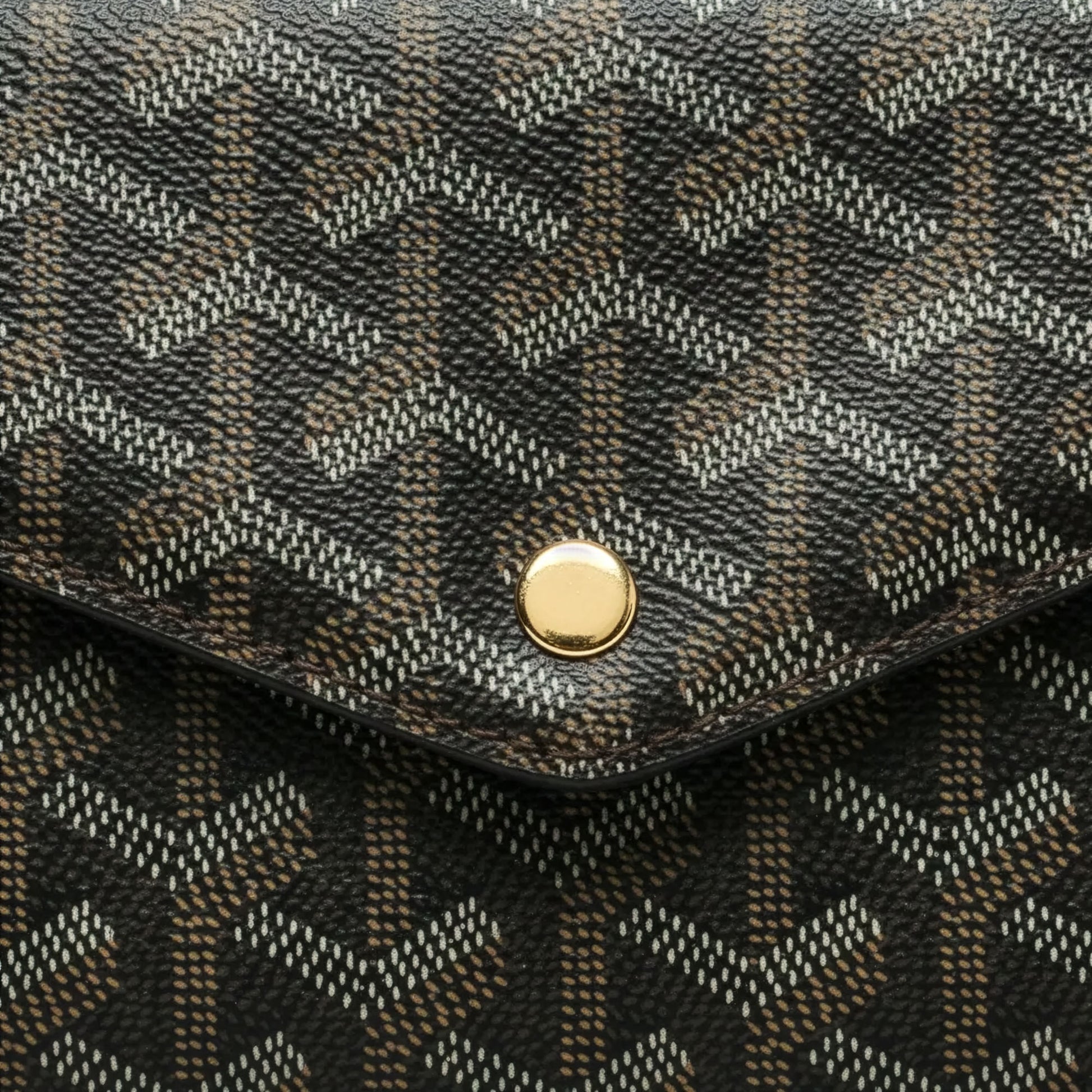 Sac Élara Onyx - détail macro bouton pression magnétique doré sur toile noire | Beauty Store Maroc