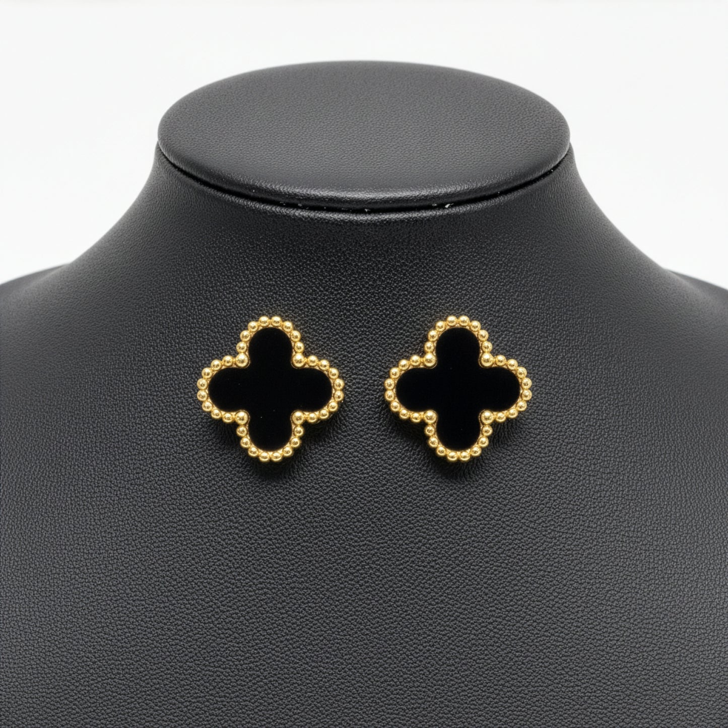 Boucles Trèfle Onyx — clous onyx noir mat bordure milgrain dorée flatlay — Beauty Store Maroc