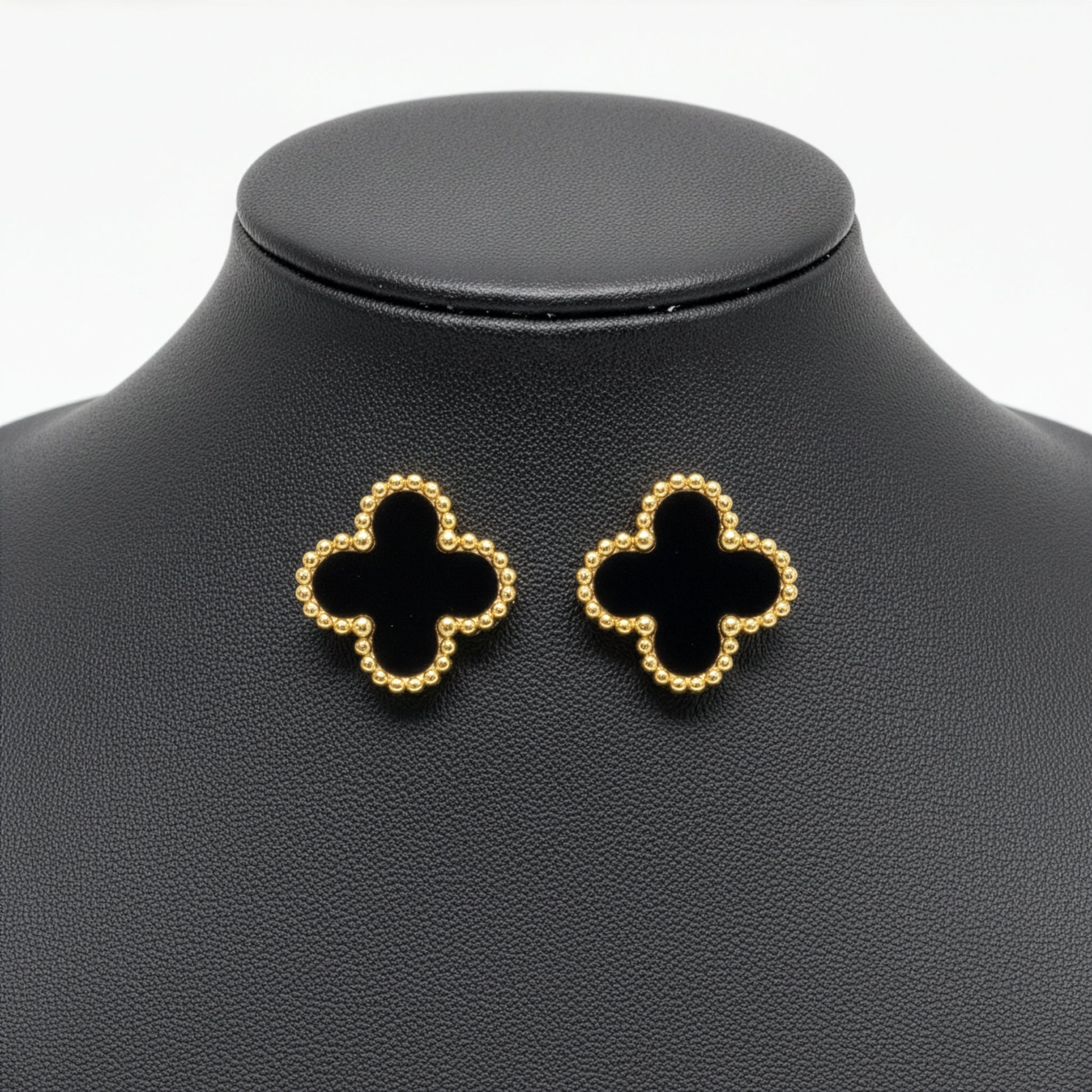 Boucles Trèfle Onyx — clous onyx noir mat bordure milgrain dorée flatlay — Beauty Store Maroc