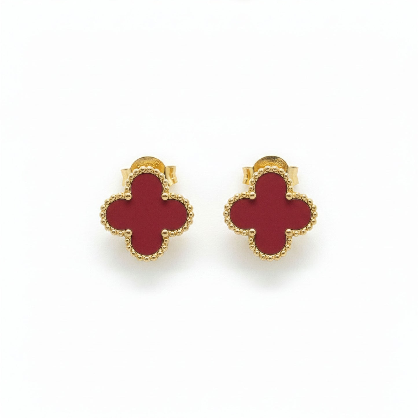 Boucles Trèfle Vermeil — clous rouge vermeil mat bordure milgrain dorée flatlay — Beauty Store Maroc