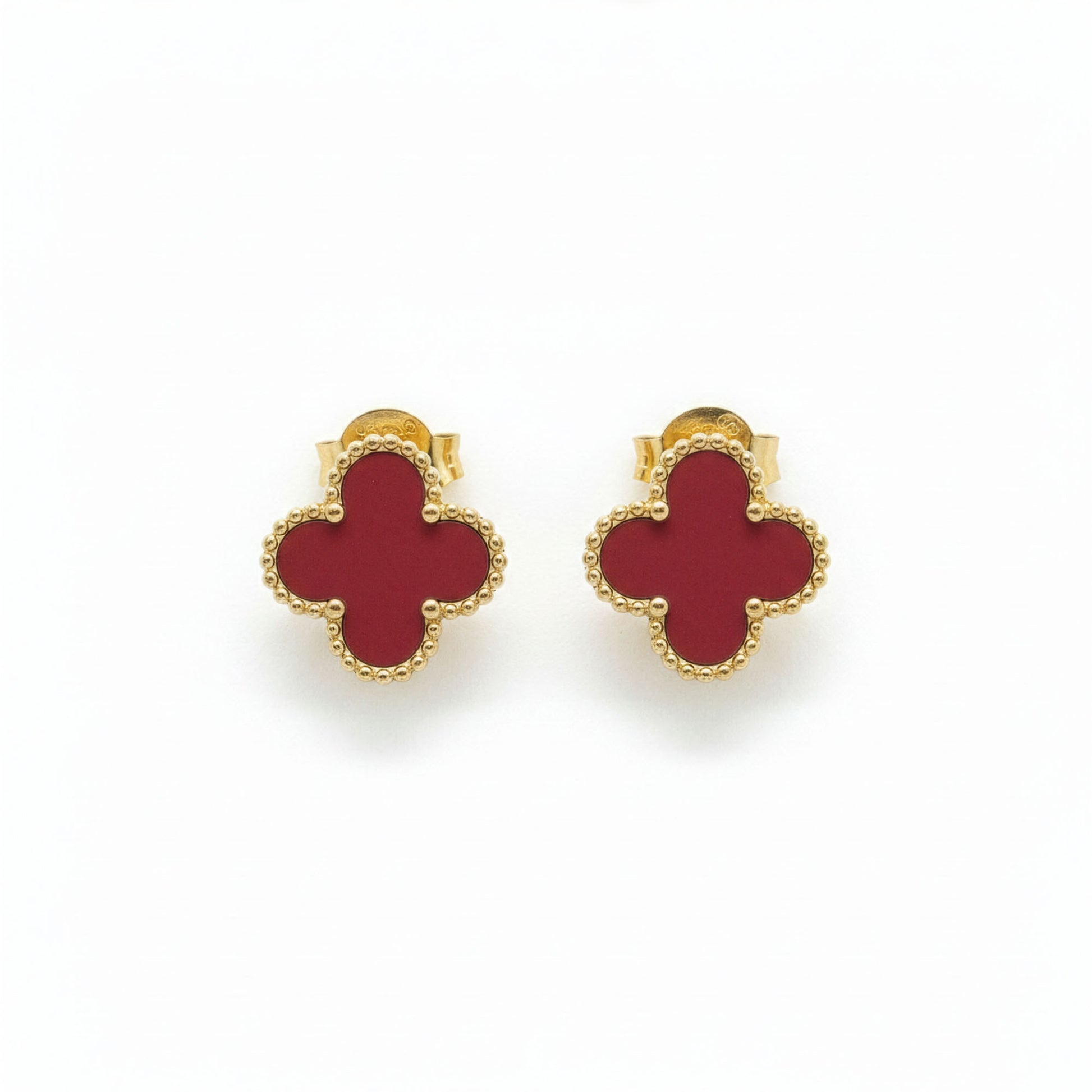 Boucles Trèfle Vermeil — clous rouge vermeil mat bordure milgrain dorée flatlay — Beauty Store Maroc