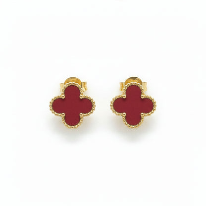 Boucles Trèfle Vermeil — clous rouge vermeil mat bordure milgrain dorée flatlay — Beauty Store Maroc