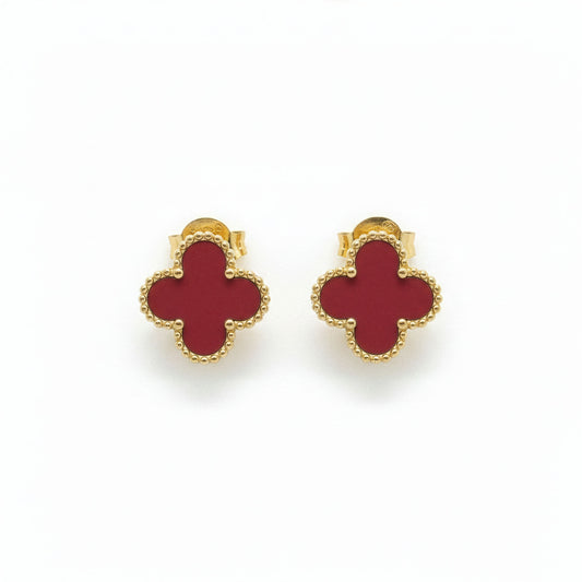 Boucles Trèfle Vermeil — clous rouge vermeil mat bordure milgrain dorée flatlay — Beauty Store Maroc
