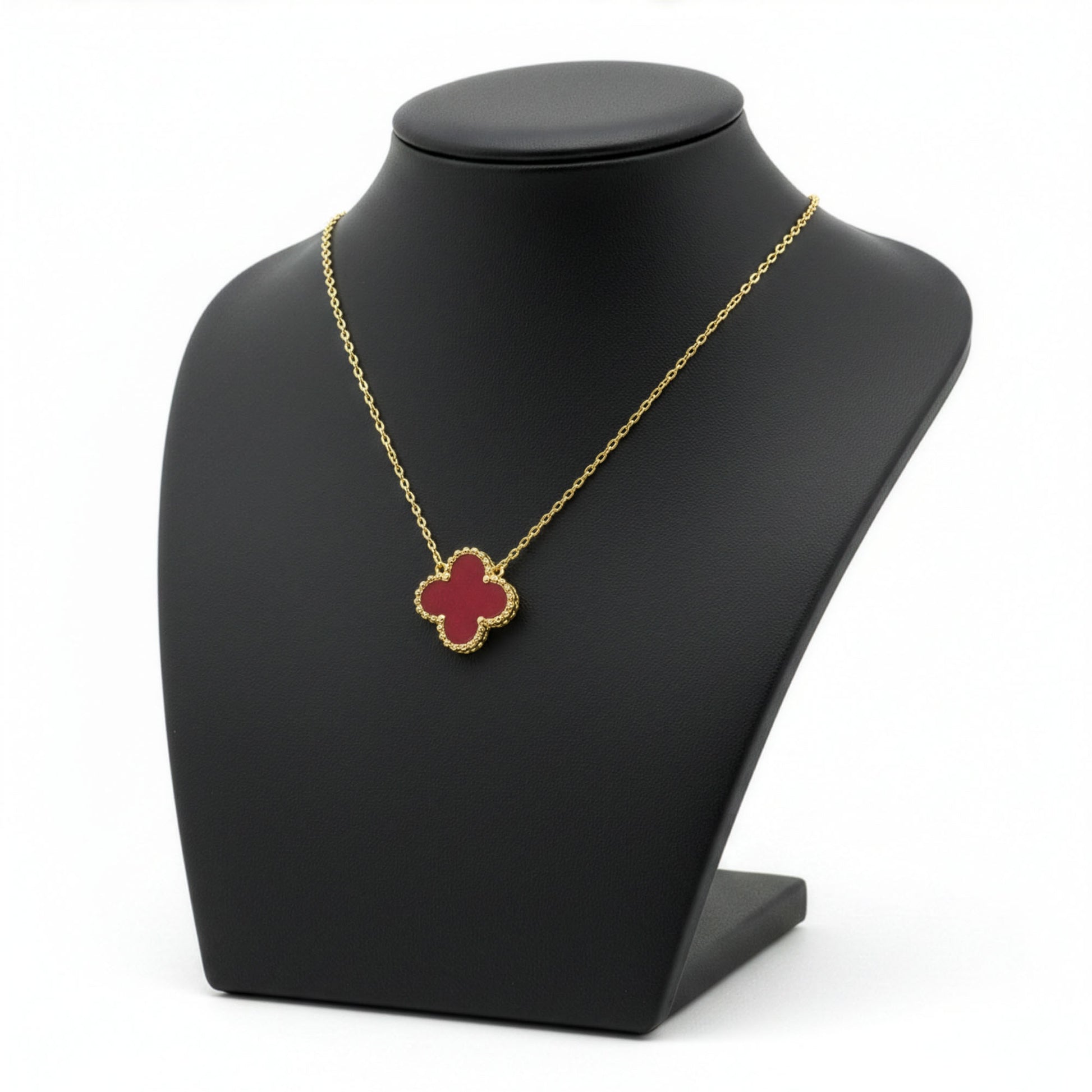 Collier Trèfle Vermeil — pendentif rouge vermeil mat bordure milgrain dorée sur buste — Beauty Store Maroc