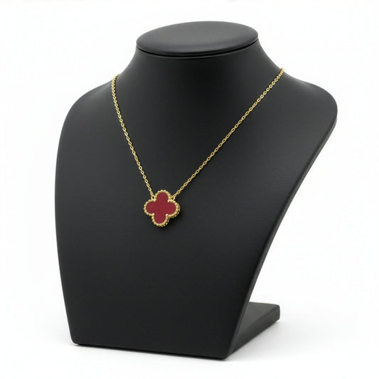 Collier Trèfle Vermeil — pendentif rouge vermeil mat bordure milgrain dorée sur buste — Beauty Store Maroc