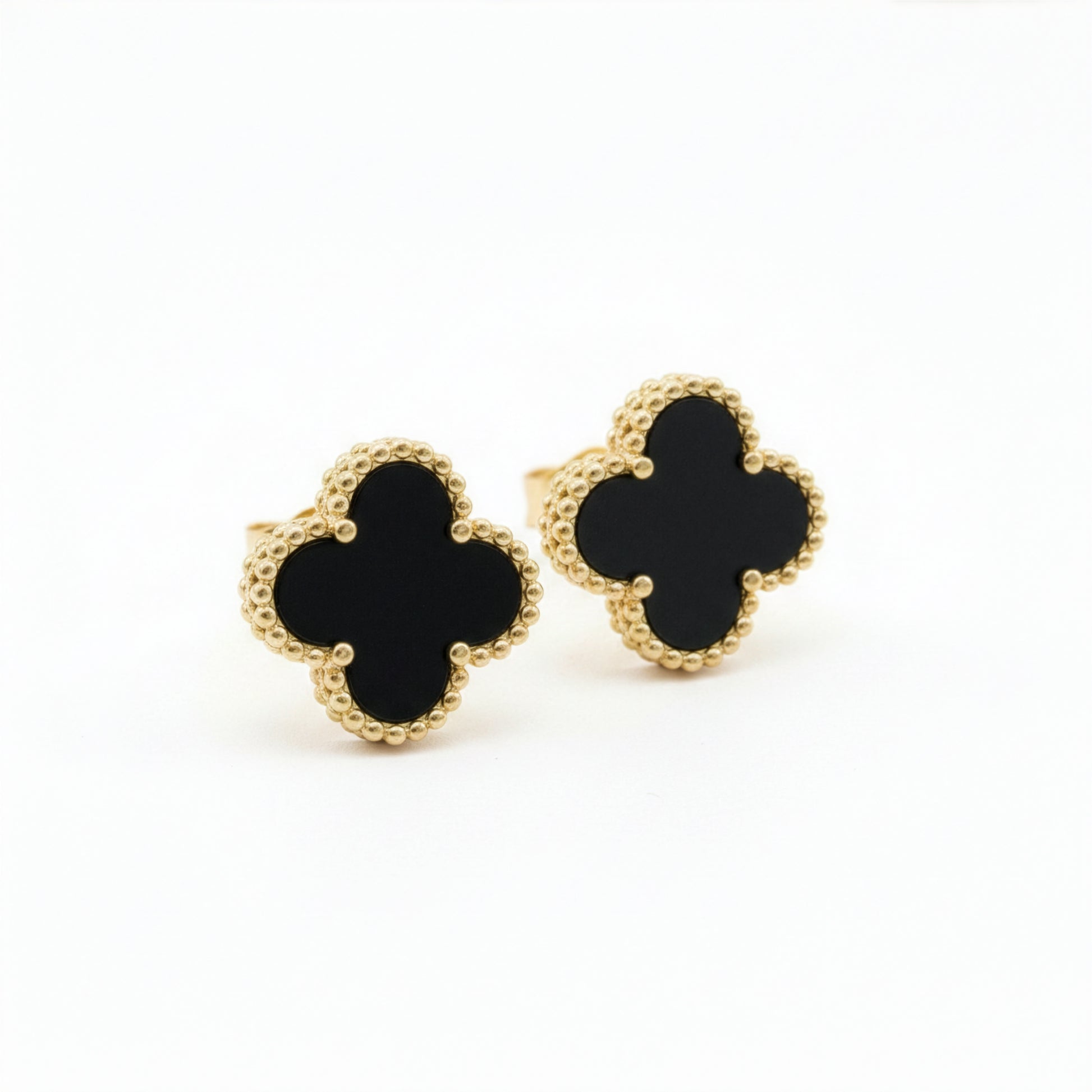 Boucles Trèfle Onyx paire flatlay fond blanc symétrique — Beauty Store Maroc