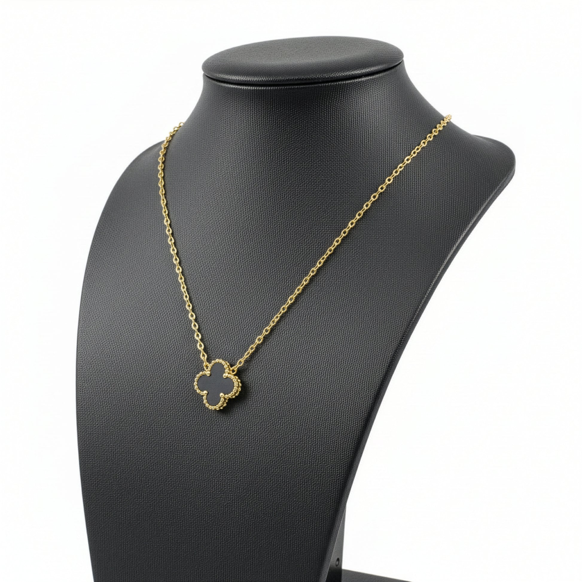 Collier Trèfle Onyx — pendentif onyx noir mat bordure milgrain dorée sur buste — Beauty Store Maroc