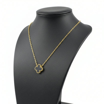 Collier Trèfle Onyx — pendentif onyx noir mat bordure milgrain dorée sur buste — Beauty Store Maroc