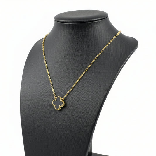 Collier Trèfle Onyx — pendentif onyx noir mat bordure milgrain dorée sur buste — Beauty Store Maroc