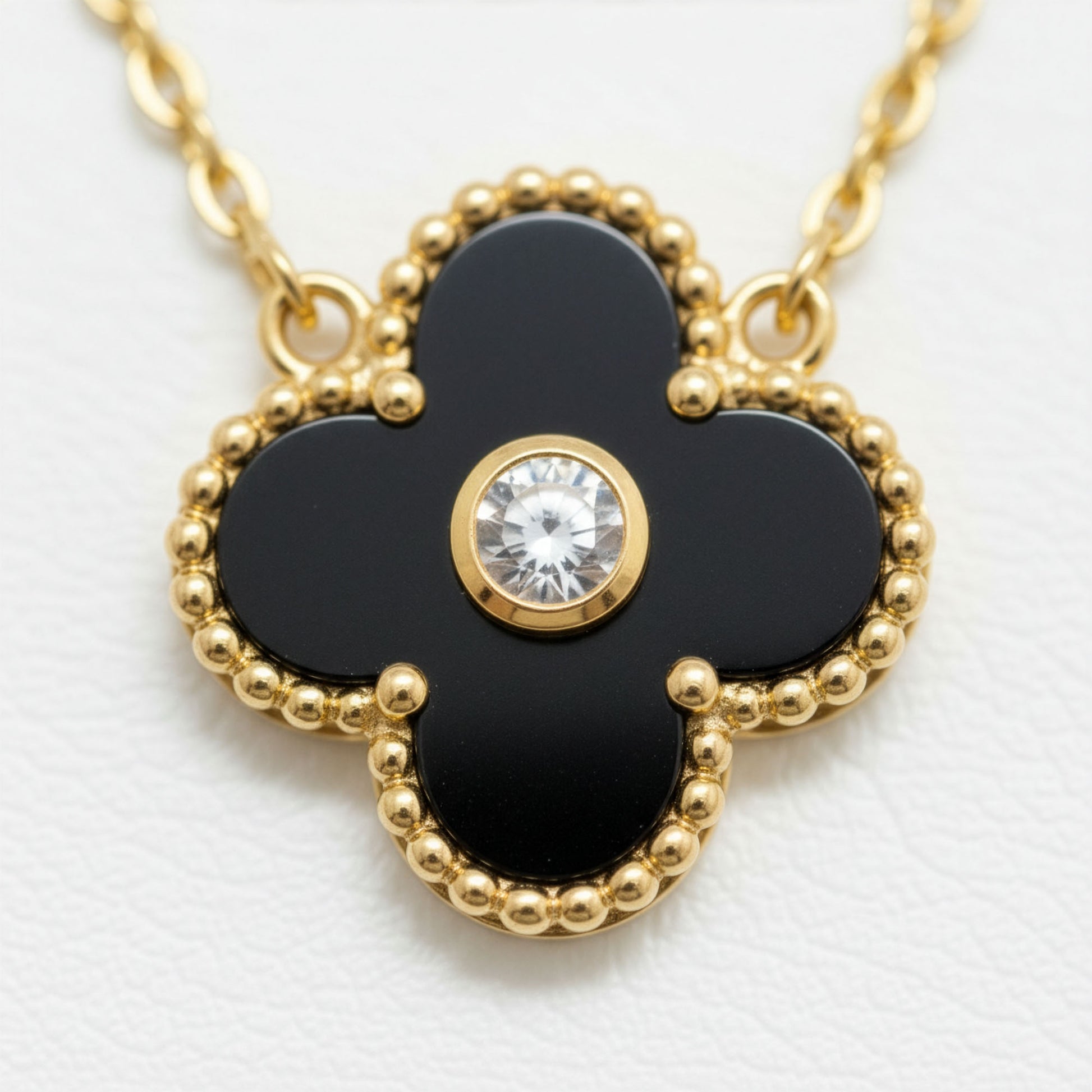 Collier Trèfle Lumière Onyx trois quarts buste noir chaîne fine dorée — Beauty Store Maroc