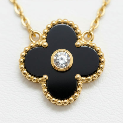 Collier Trèfle Lumière Onyx trois quarts buste noir chaîne fine dorée — Beauty Store Maroc