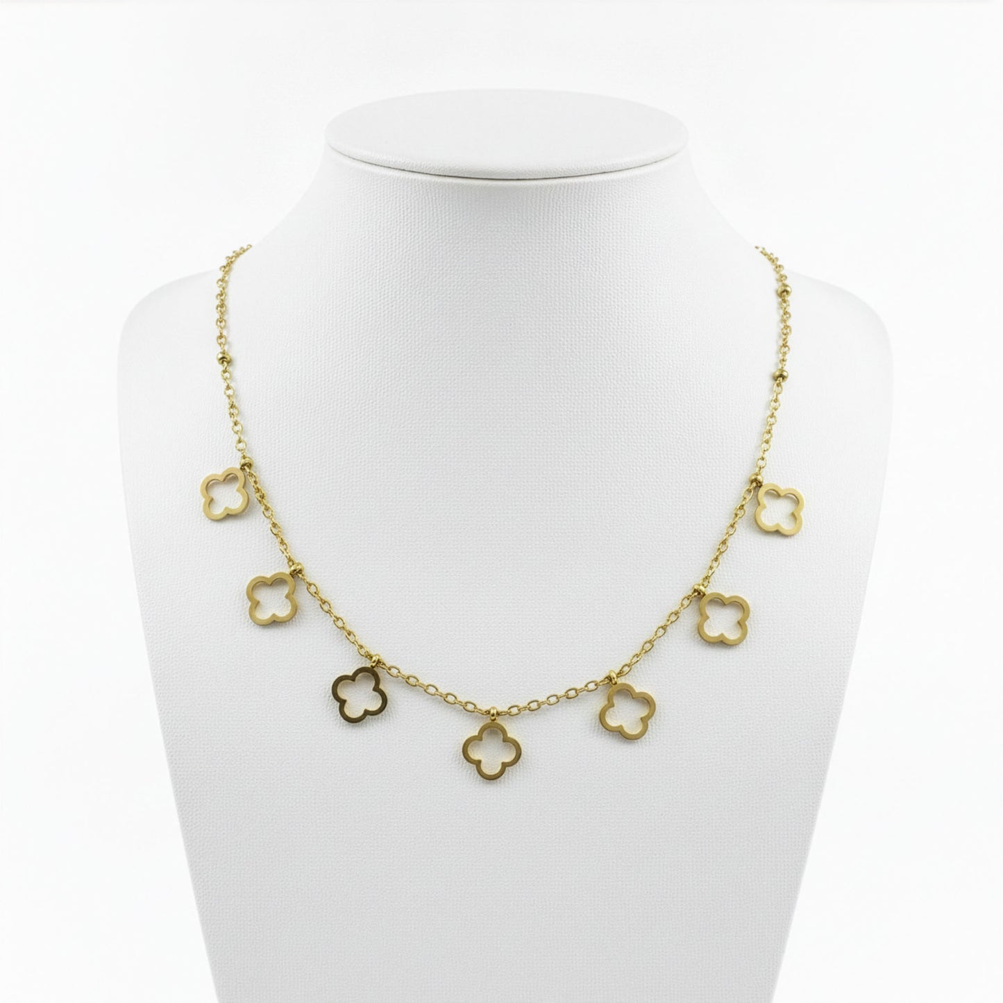 Collier Trèfle Cascade doré — 7 pendentifs trèfle ajourés sur chaîne fine | Beauty Store Maroc