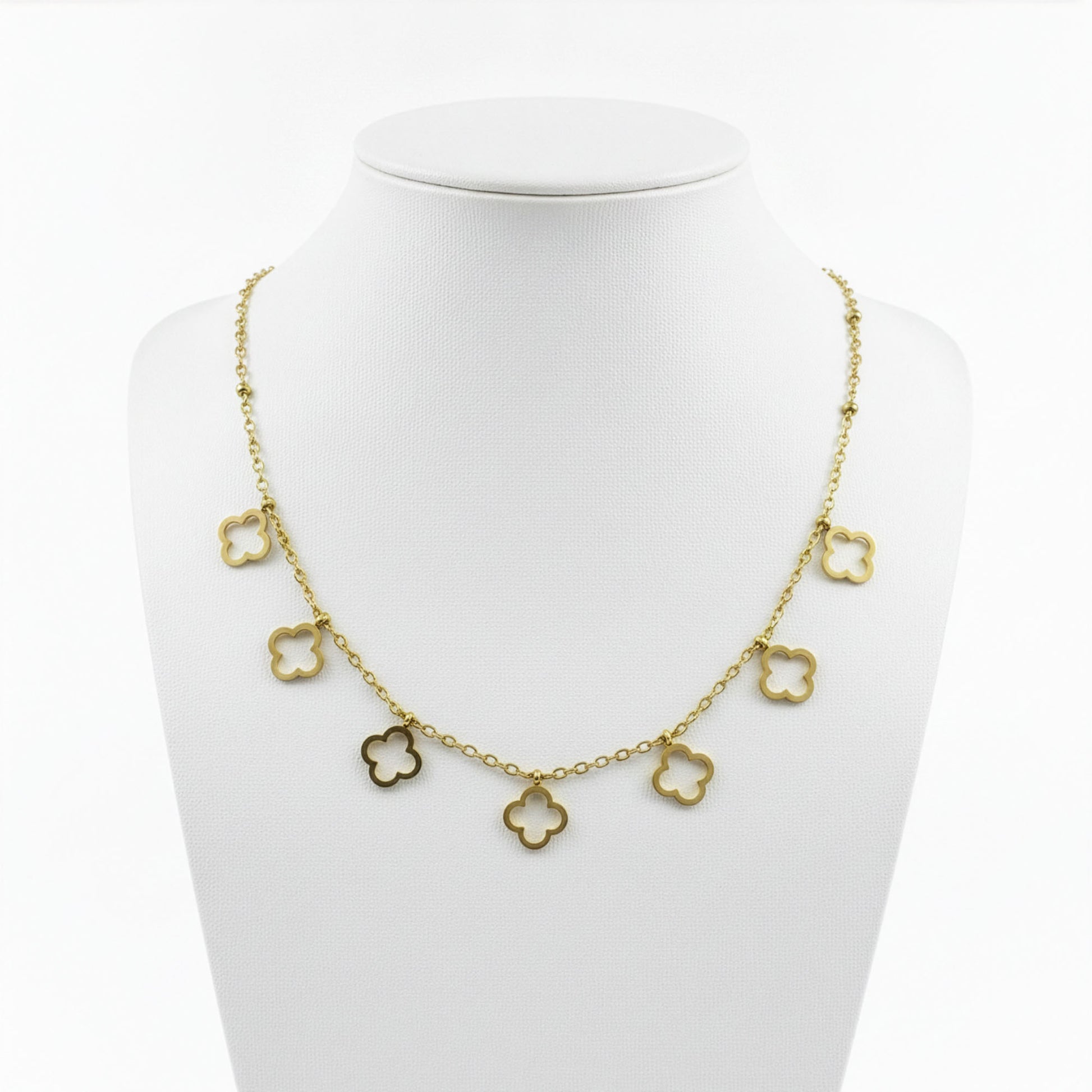 Collier Trèfle Cascade doré — 7 pendentifs trèfle ajourés sur chaîne fine | Beauty Store Maroc