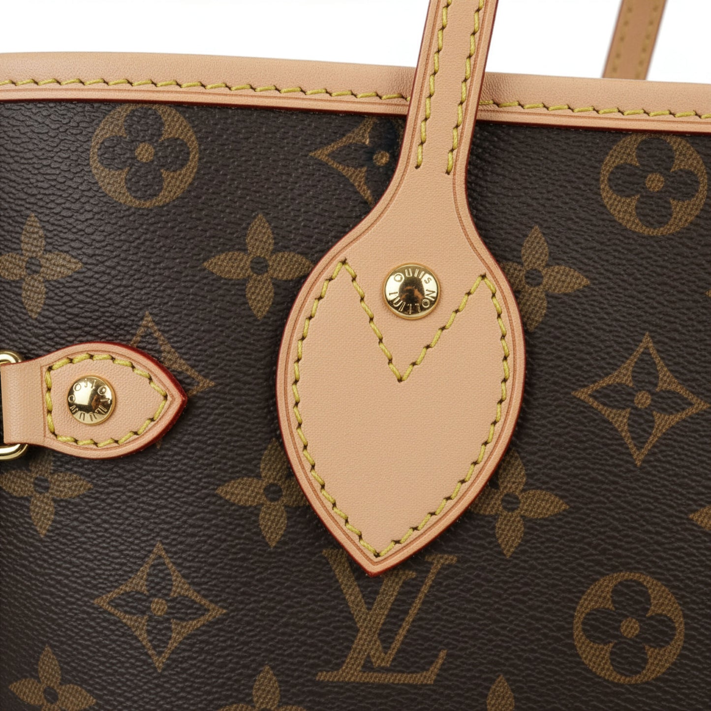 Sac Firenze Monogramme Marron Impérial — détail pastille cœur en cuir naturel et boucle dorée — Beauty Store Maroc